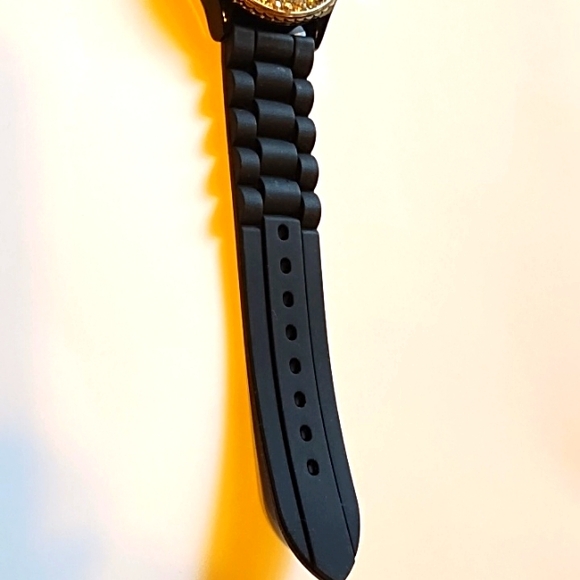 Nwot Black Geneva Watch - Picture 4 of 8